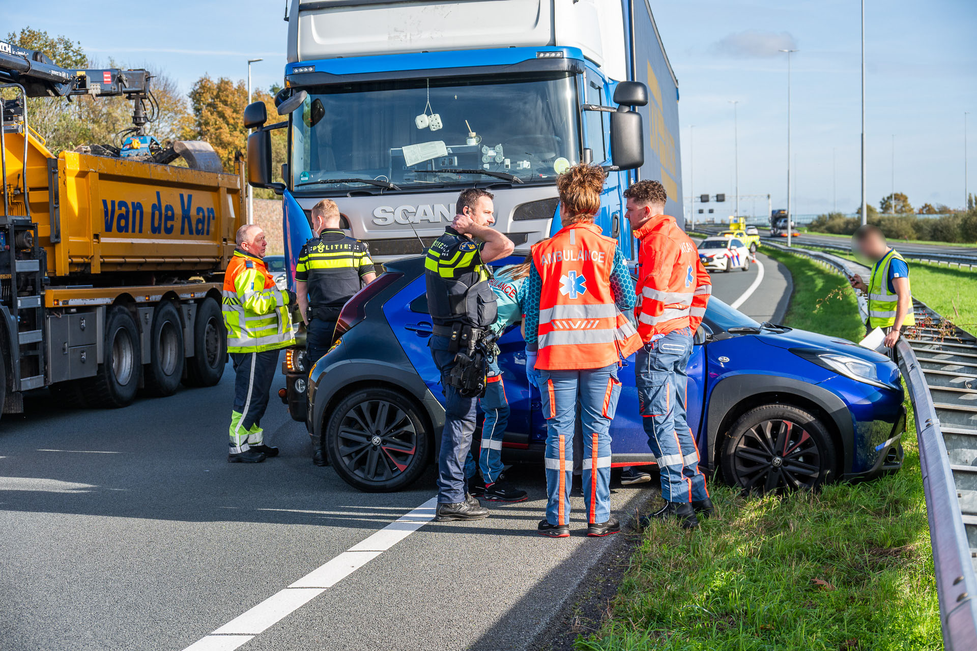 Auto komt dwars voor vrachtwagen op snelweg