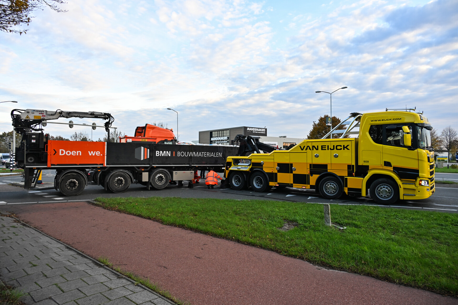 Vrachtwagen verliest trailer met lading stenen op provinciale weg