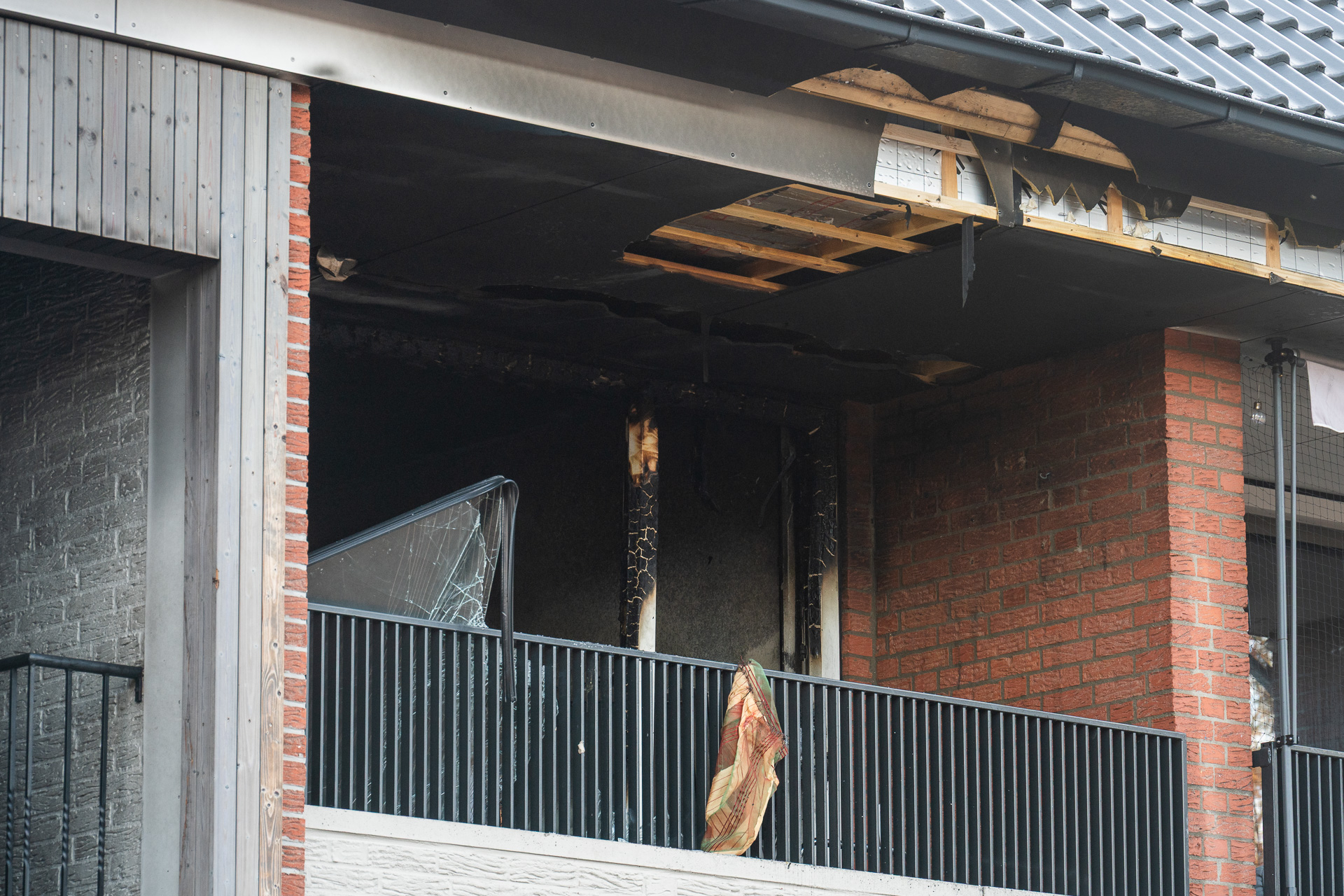 Explosies bij woningbrand, politie doet onderzoek