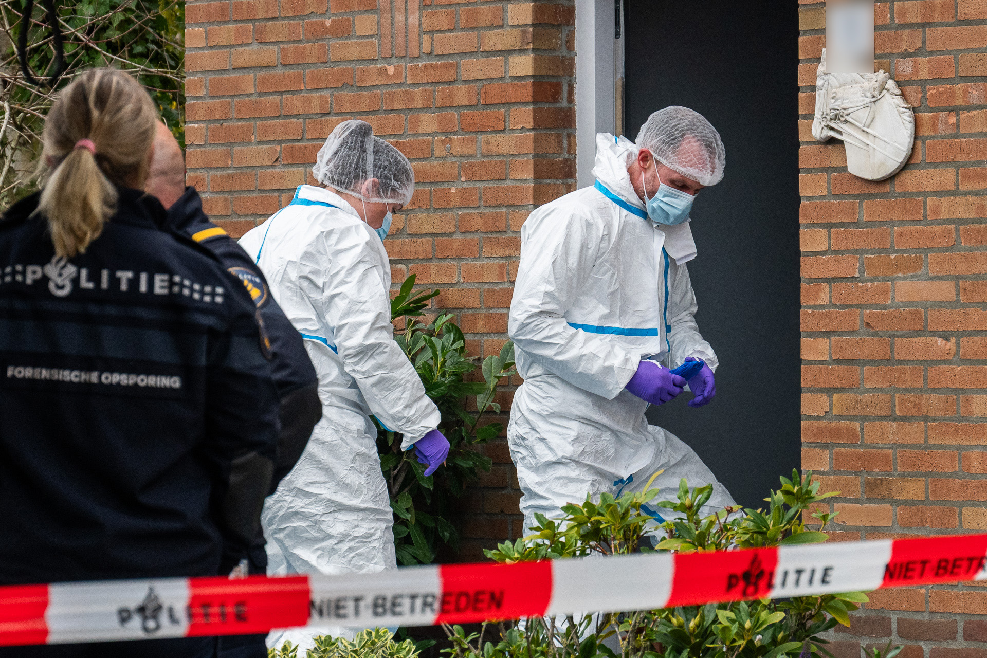 Zwaargewonde man gevonden in tuin, politie onderzoekt woning
