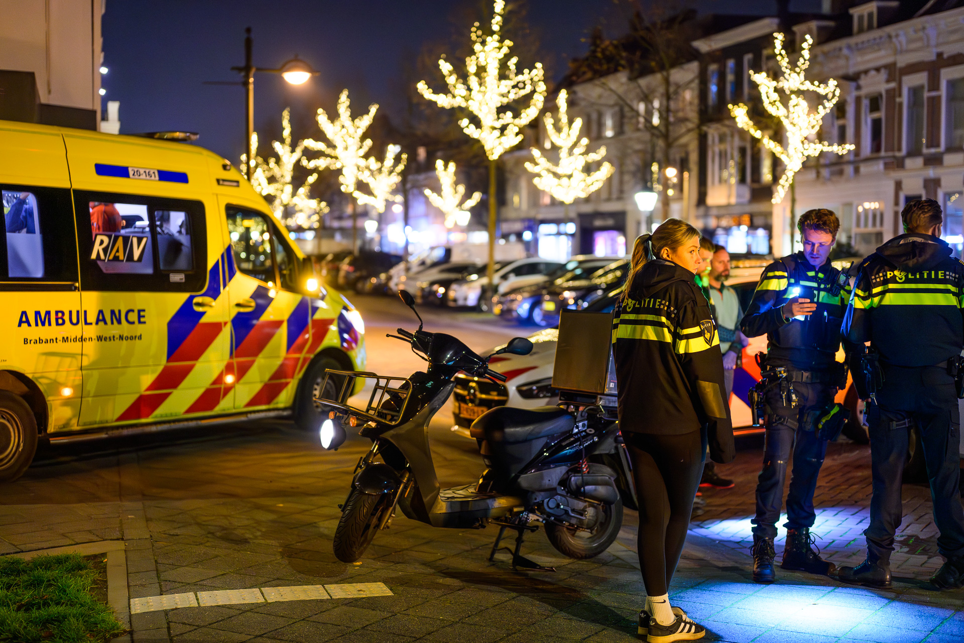 Maaltijdbezorger gewond na valpartij bij schrikreactie op lesauto