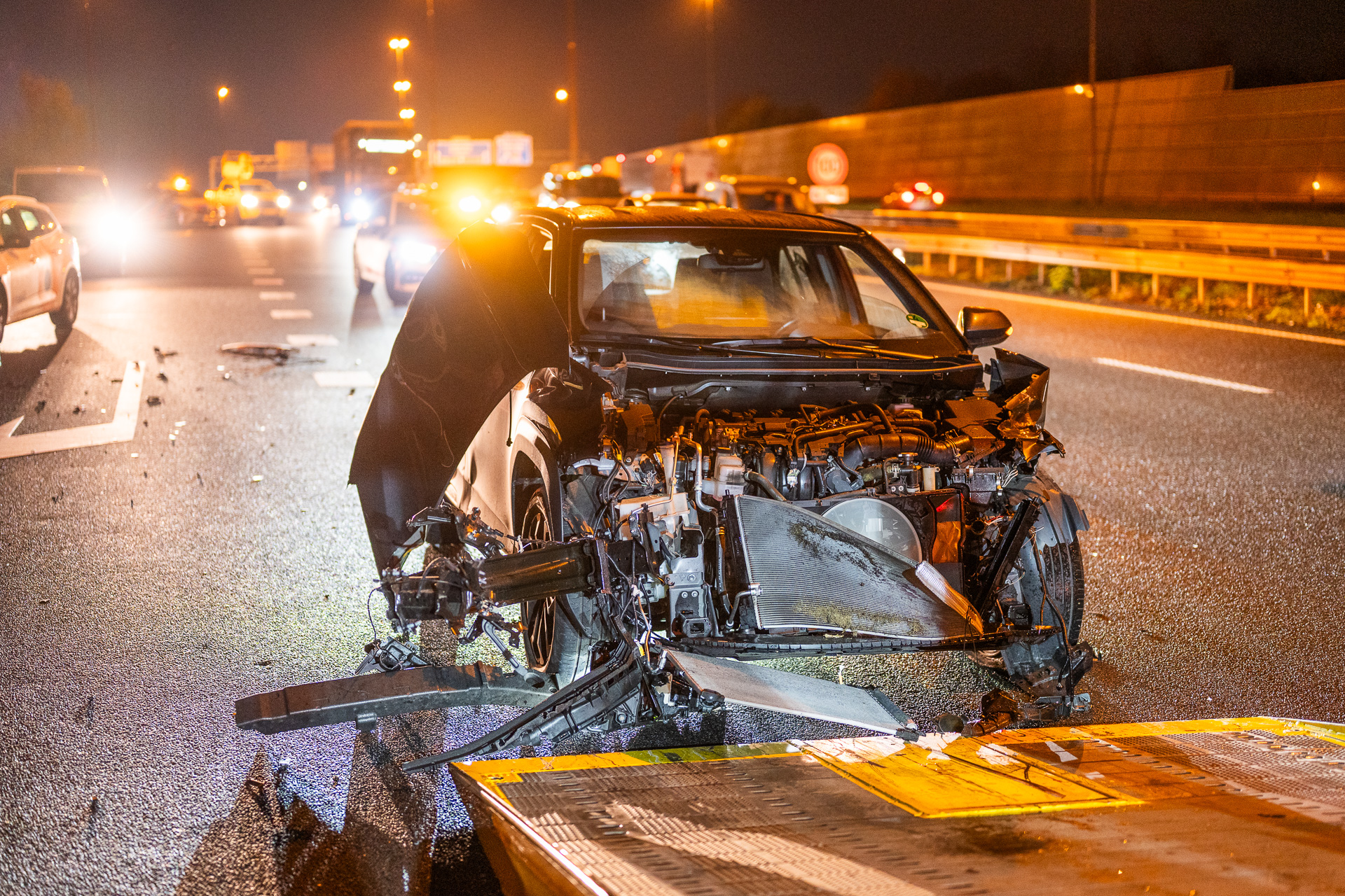 Twee auto’s zwaar beschadigd na botsing met vrachtwagen op snelweg