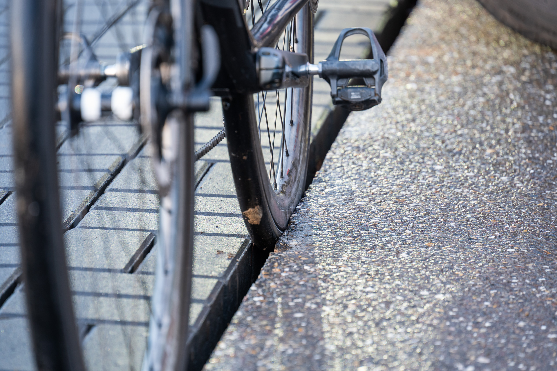 Drie wielrenners gewond na valpartij door sleuf in wegdek