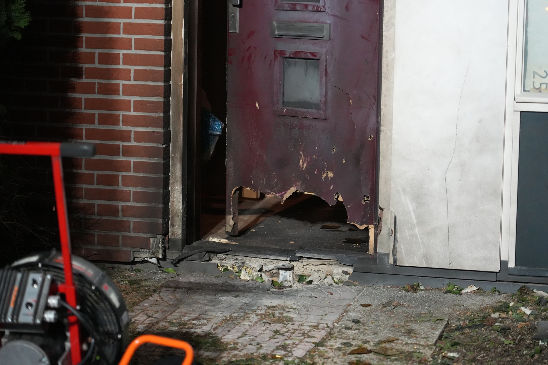 Explosie verwoest voordeur, hoogbejaarde man uit huis gehaald