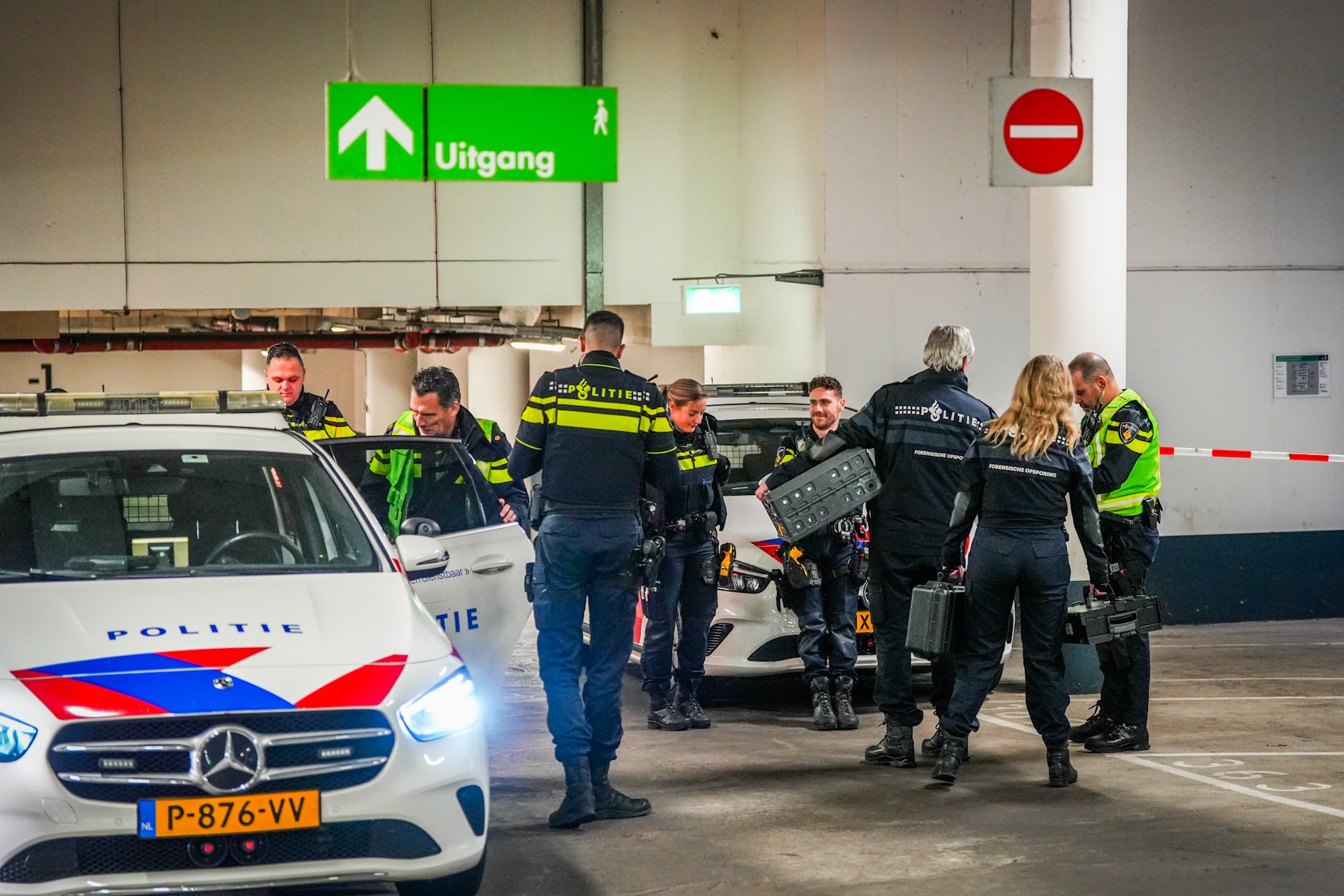 Dode gevonden bij trap in parkeergarage
