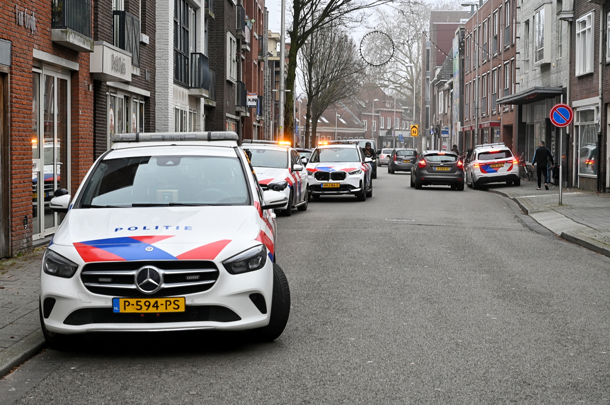Man schiet op deur appartementencomplex