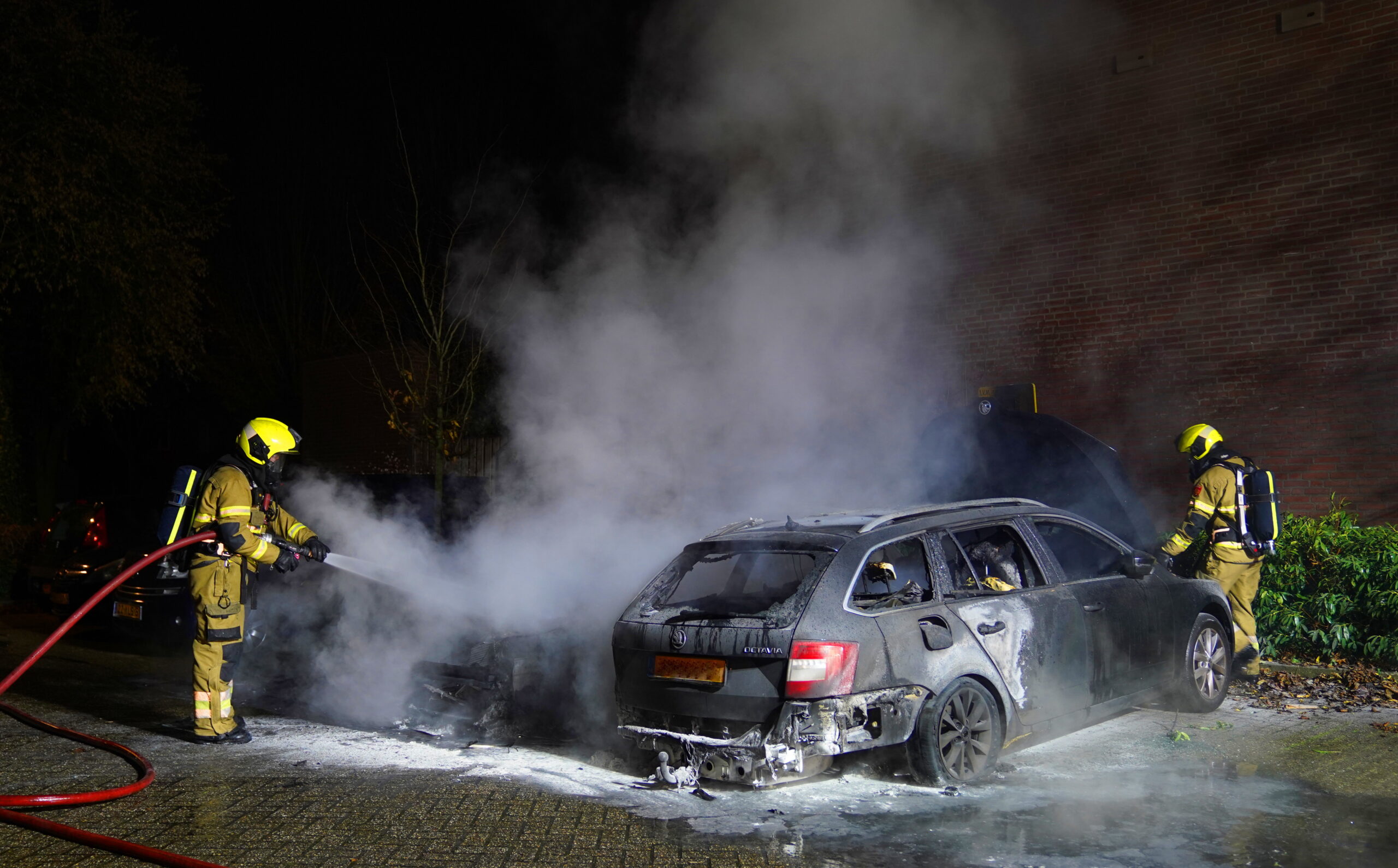 Auto’s beschadigd door brand, daders gevlucht