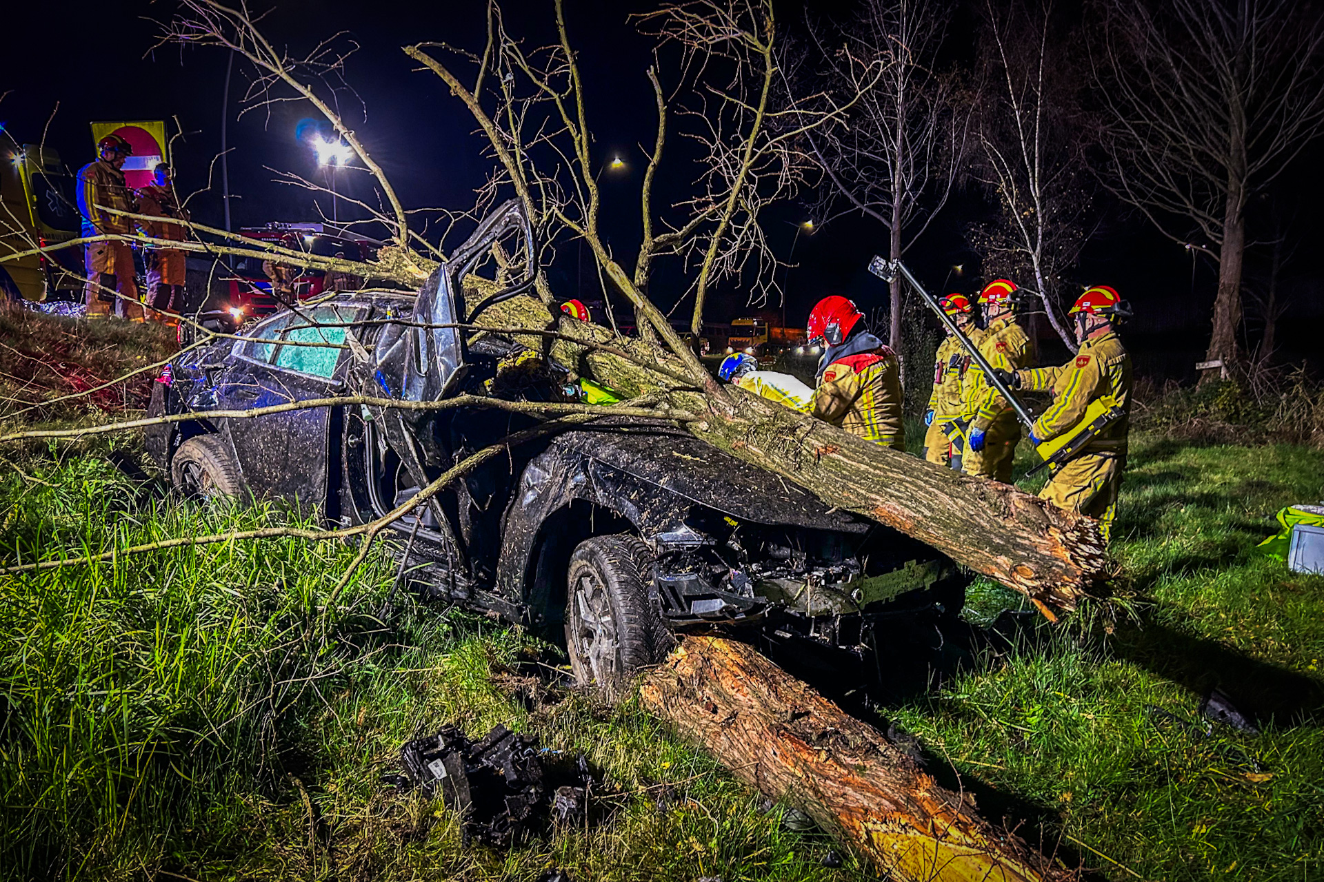 Twee zwaargewonden na botsing tegen boom