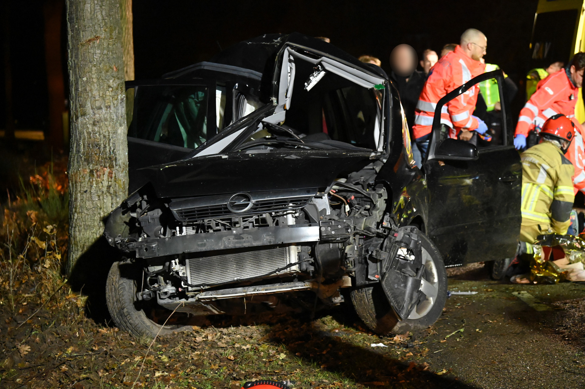 Auto botst tegen boom, bestuurder zwaargewond