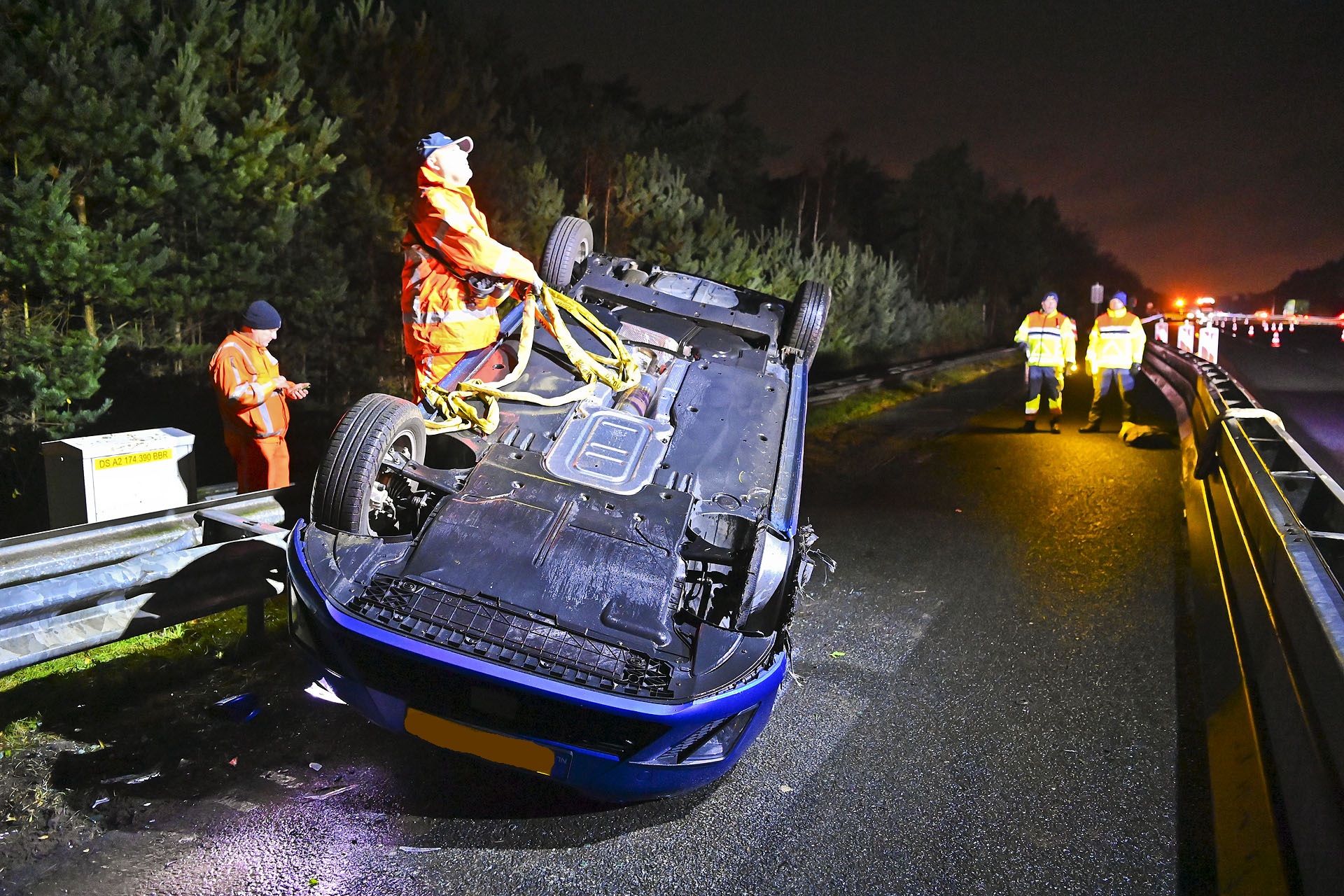 Auto wordt gelanceerd na botsing tegen vangrail, bestuurder zwaargewond