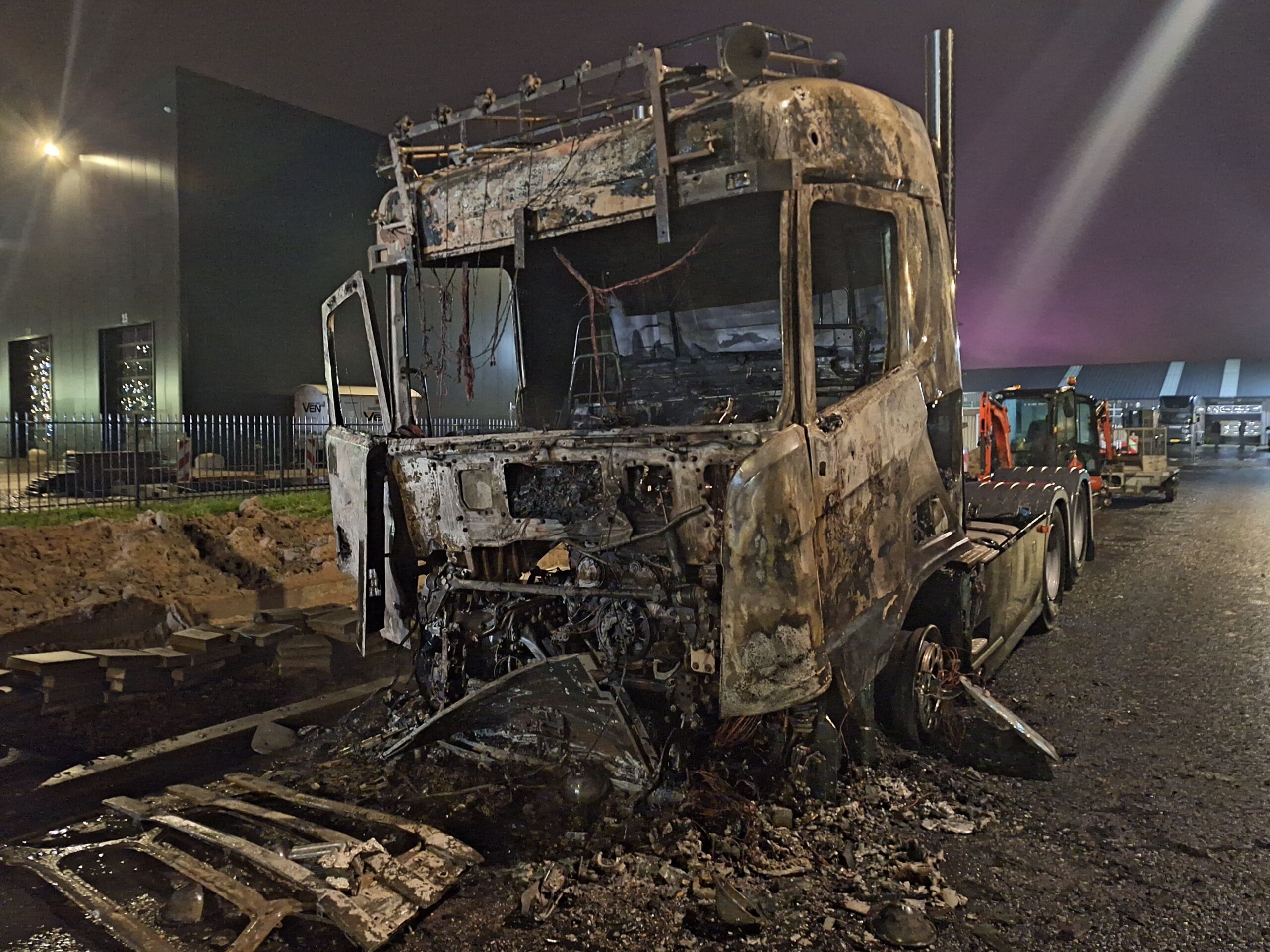 Vrachtwagen brandt volledig uit; politie onderzoekt mogelijke brandstichting