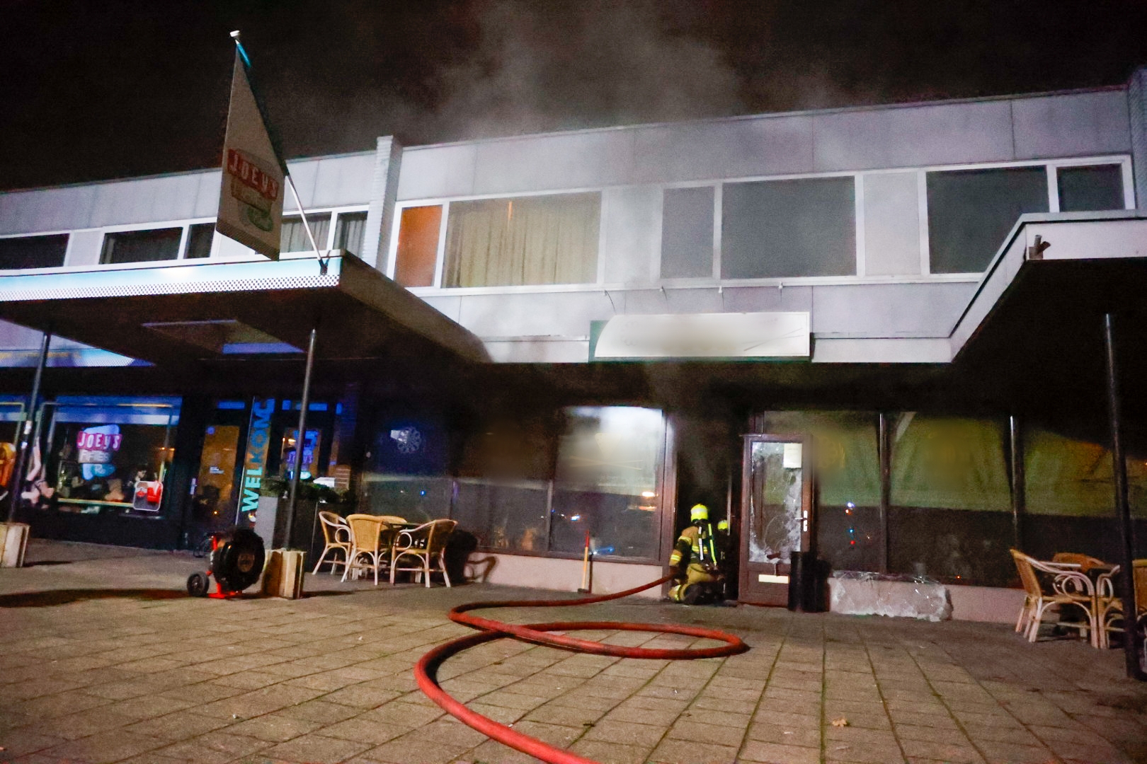 Brandweer forceert deuren om brand te blussen
