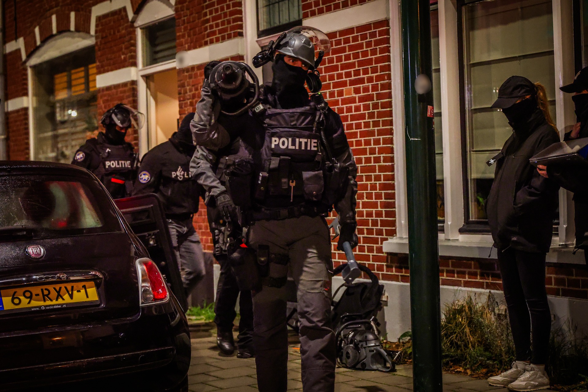 Arrestatieteam doet inval in woning, verdachte aangehouden