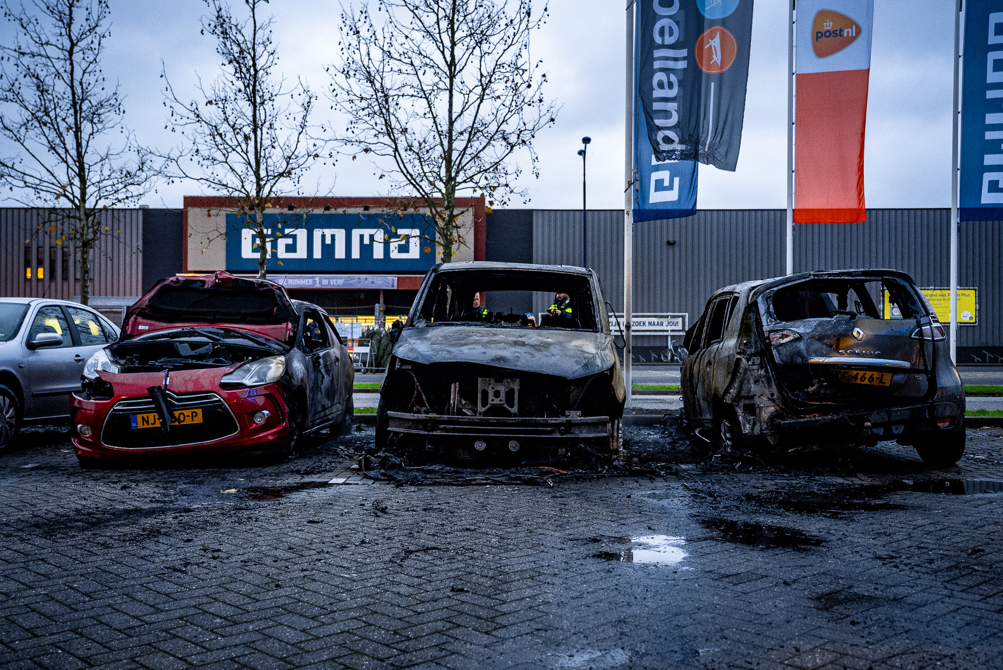Twee auto’s en bestelbus uitgebrand, politie onderzoekt oorzaak