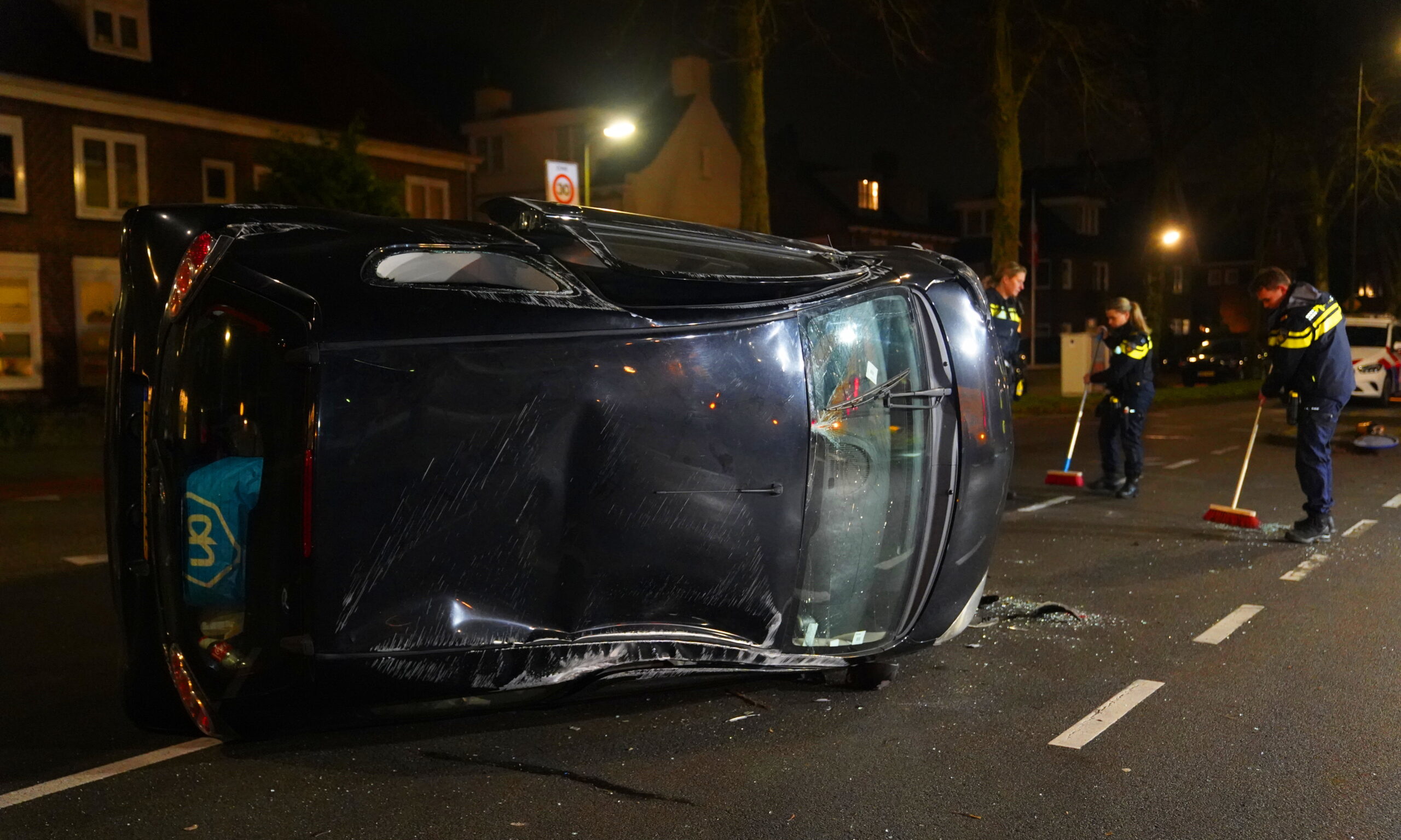 Auto op z’n kant, twee gewonden