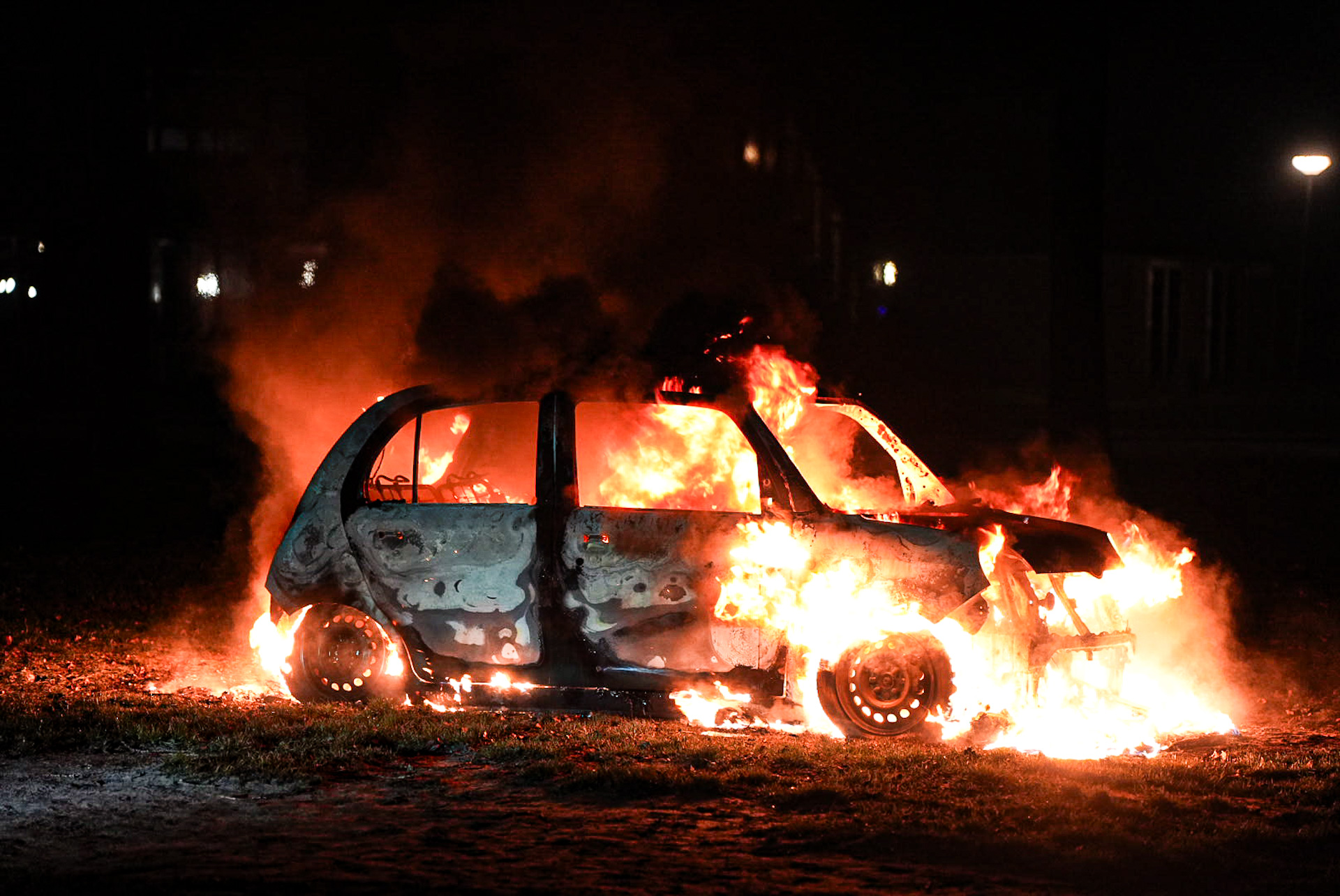 Auto volledig uitgebrand op voetbalveld
