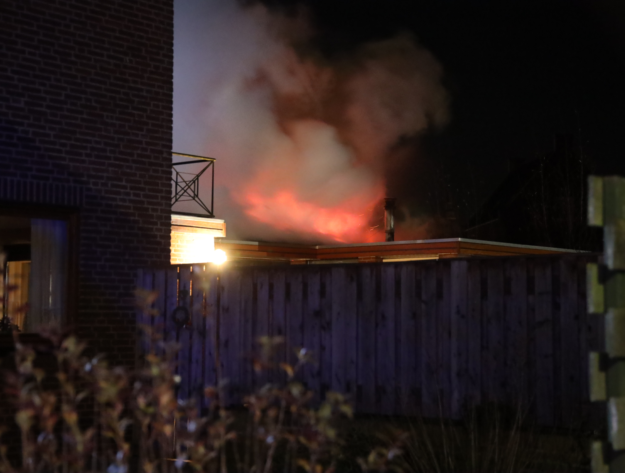 Honden van buurvrouw beginnen te blaffen nadat er brand uit breekt bij woning