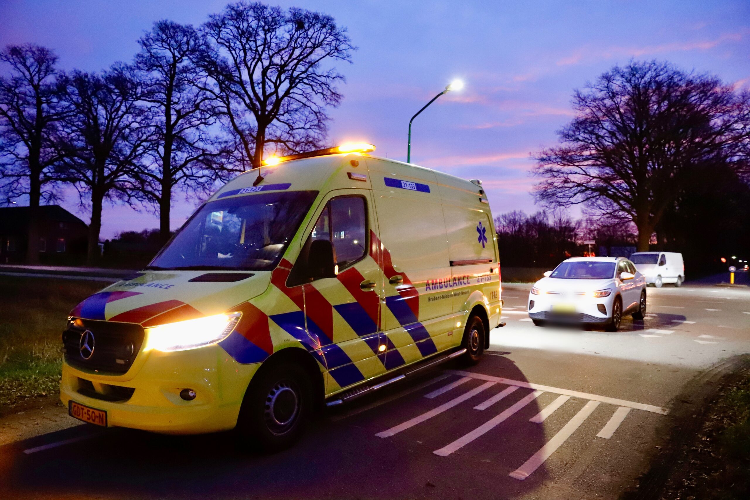 Fietser aangereden door auto op fietspad