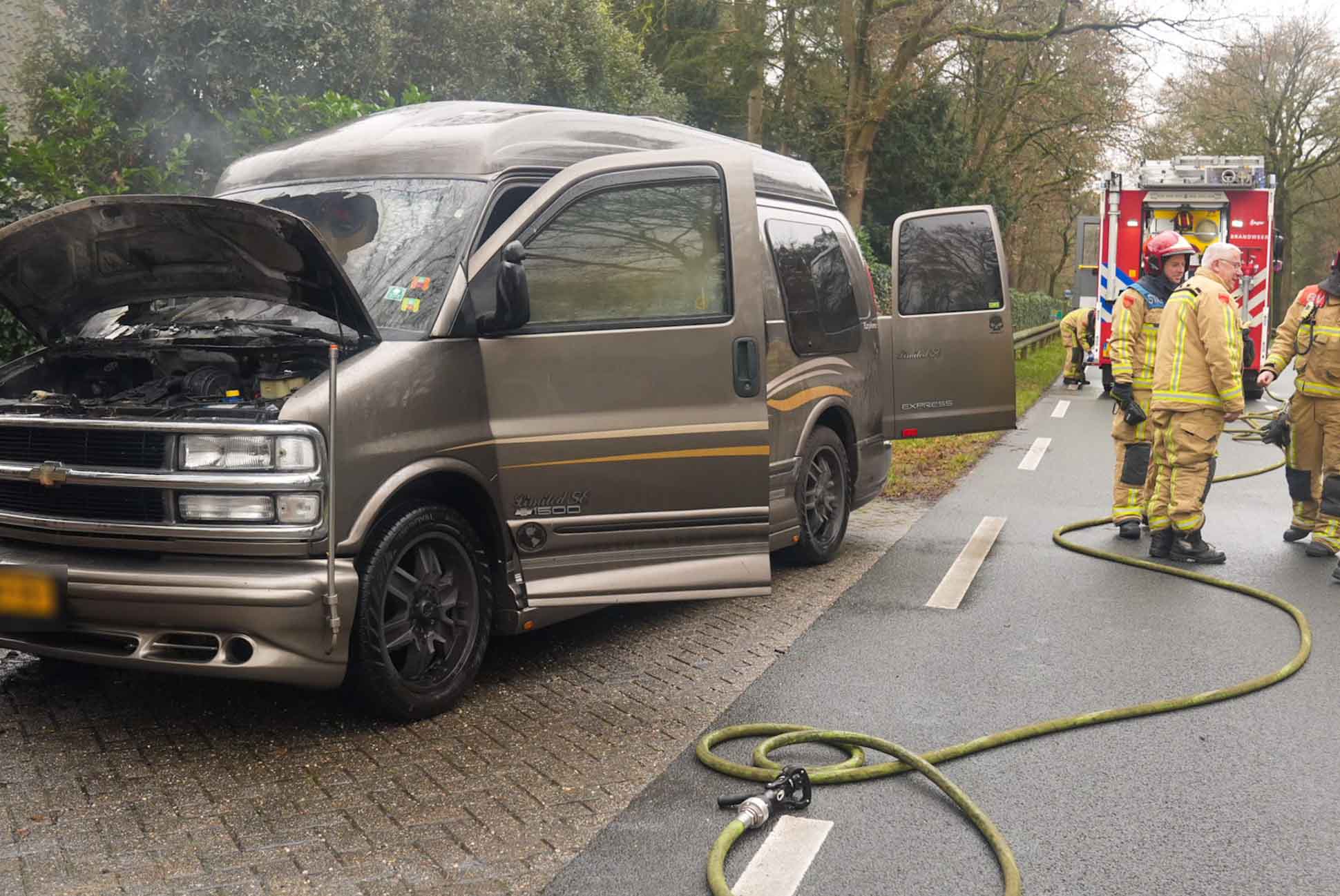 Amerikaans busje vliegt in brand tijdens het rijden