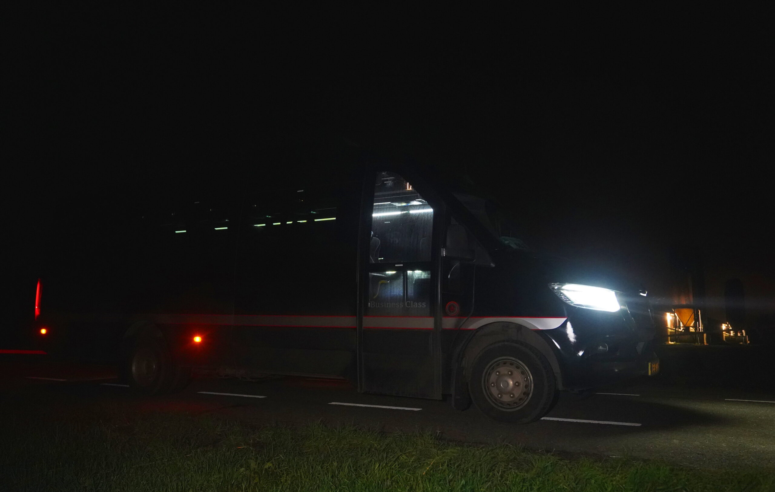 Snelheidsduivel verliest macht over stuur en crasht tegen boom - 112 Nederland