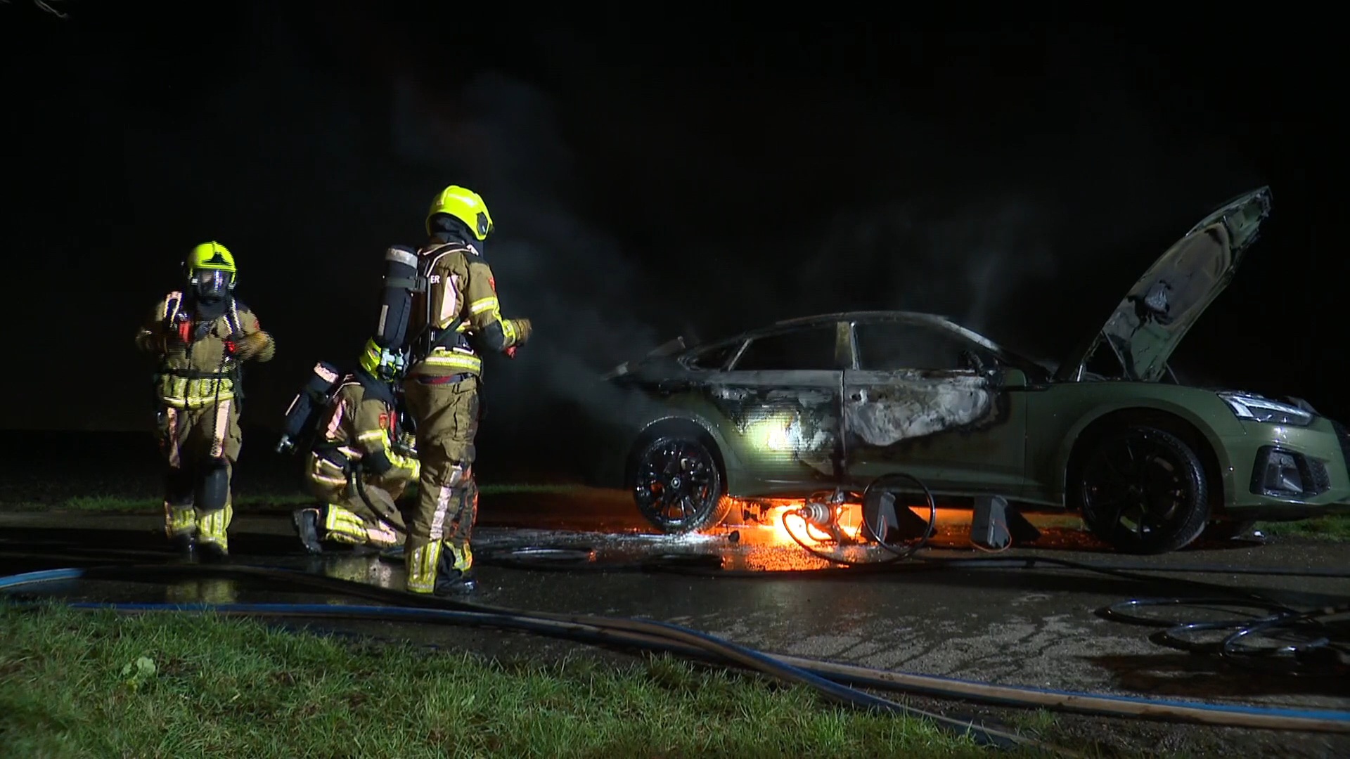 Auto vliegt tijdens rijden in brand