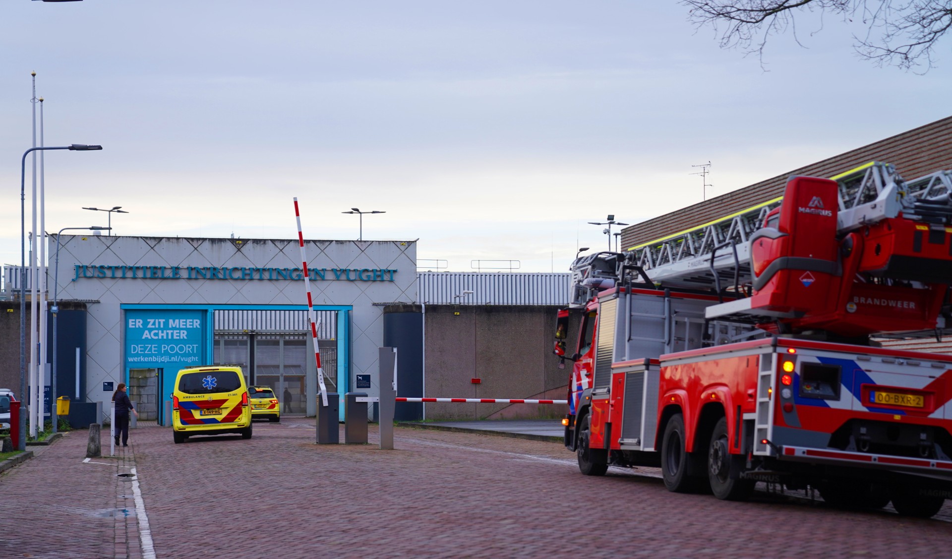 Meerdere brandweerwagens en ambulances bij Penitentiaire Inrichting