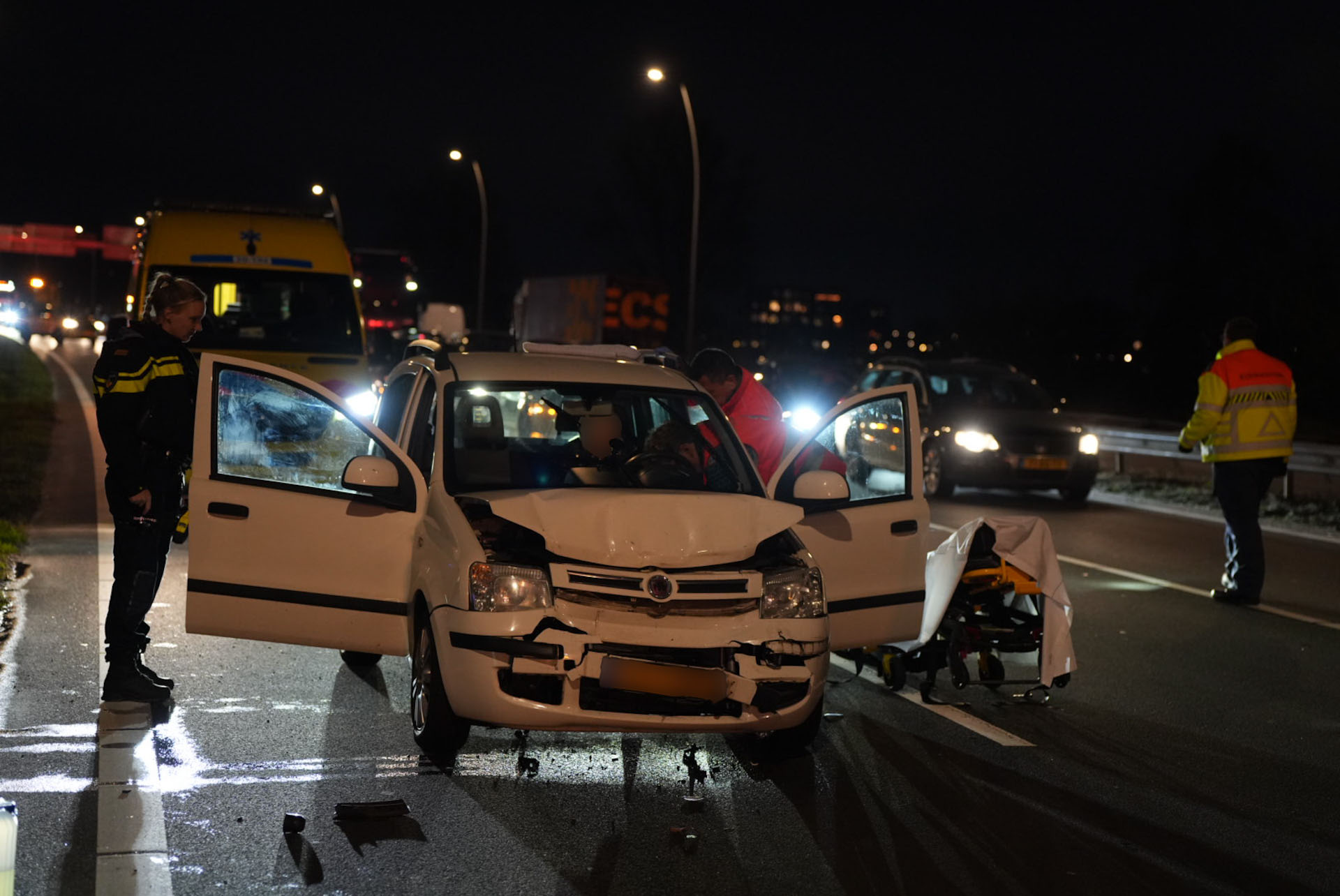 Vrouw gewond bij kop-staartbotsing