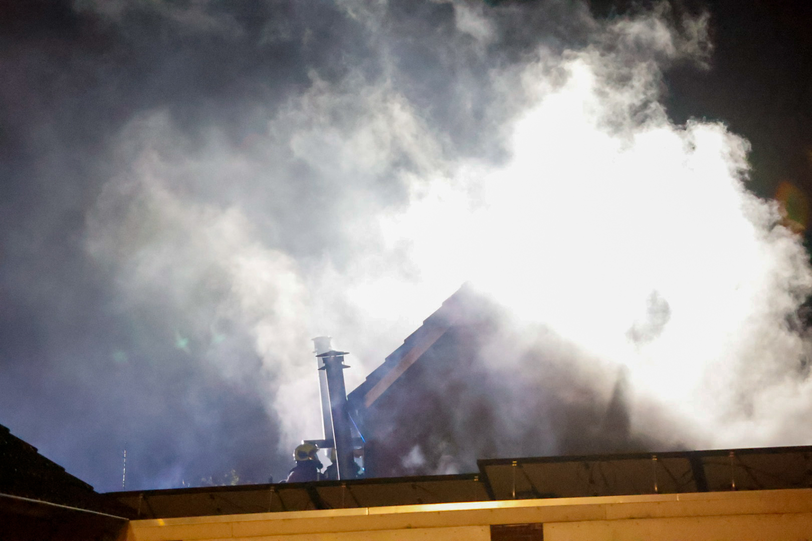 Veel rookontwikkeling door brand in zorgwoning in tuin
