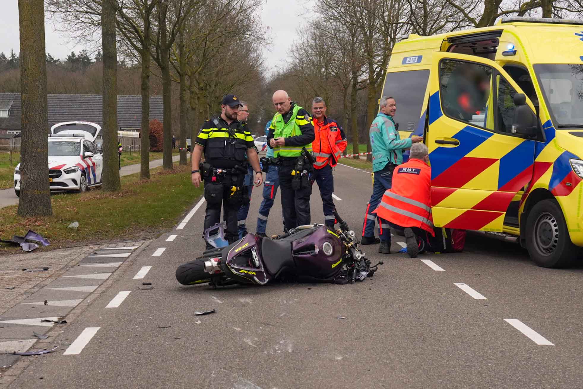 Motorrijder ernstig gewond bij botsing met busje