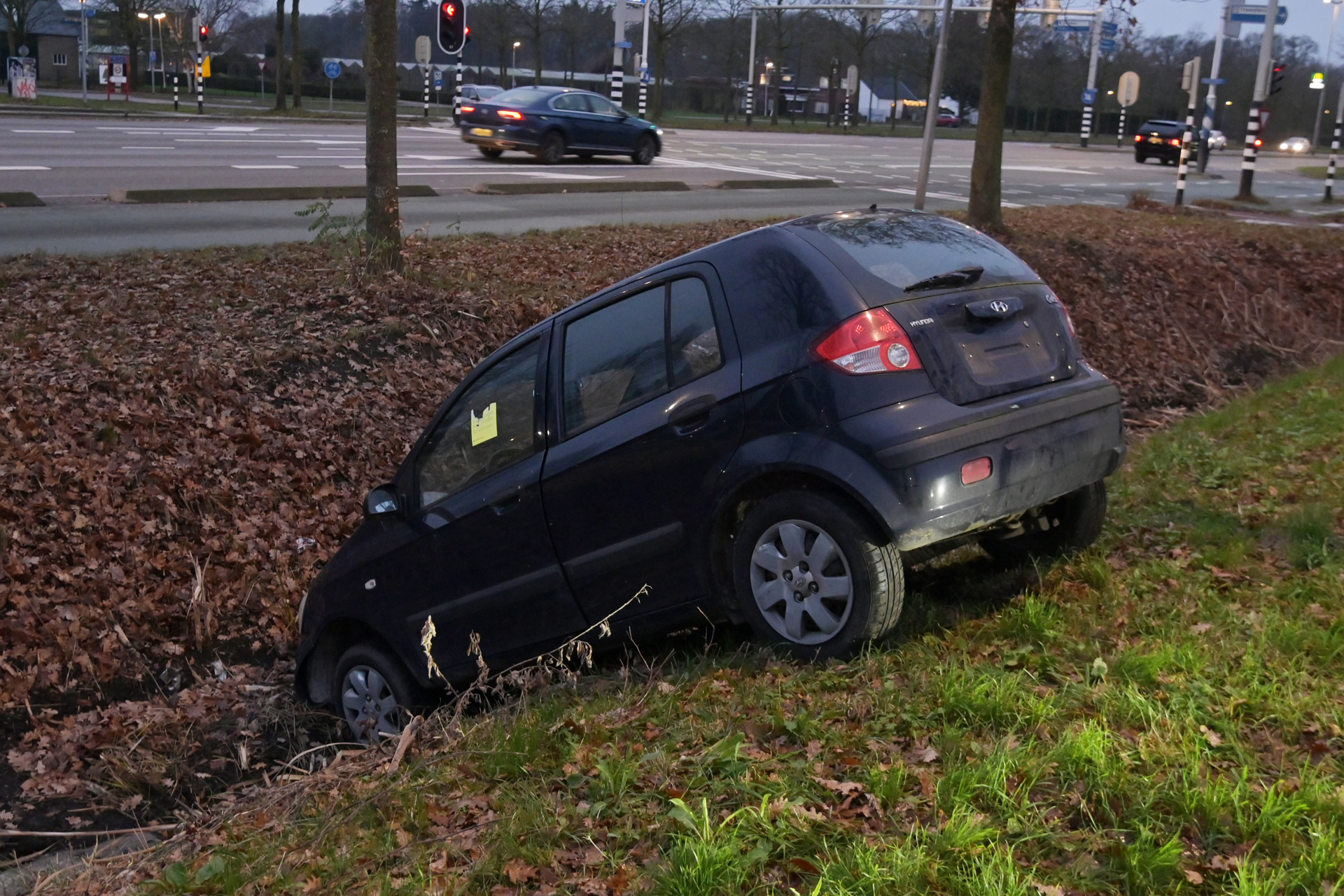 Auto rolt van parkeerplaats en belandt in het water