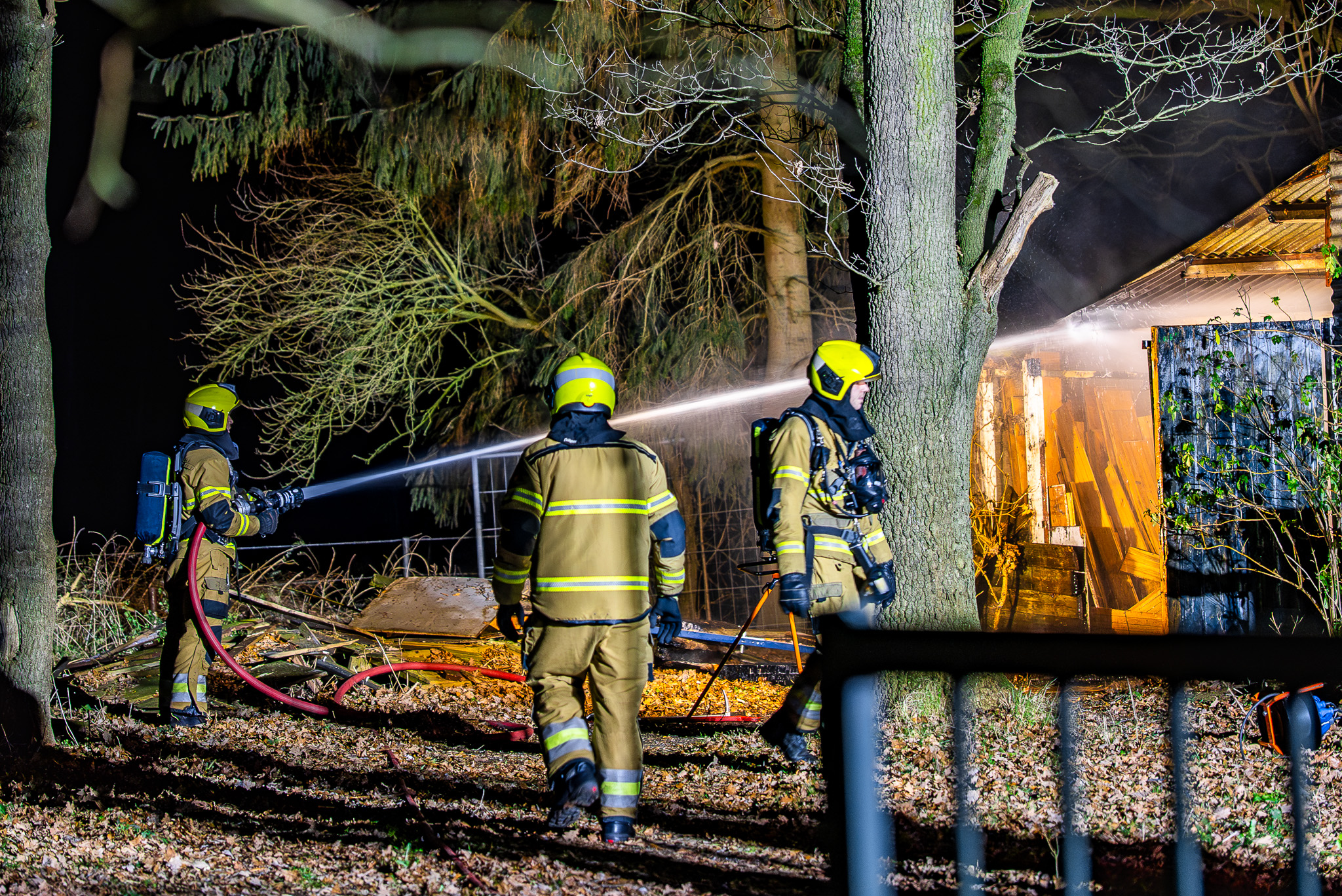 Schuur vliegt in brand in bosgebied