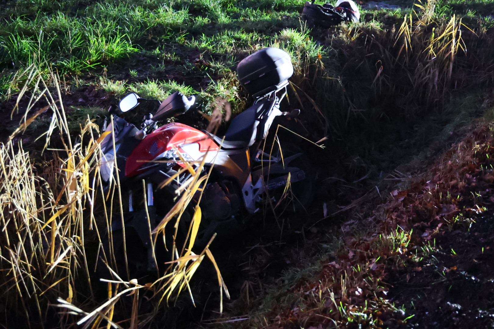 Motorrijder belandt in sloot en raakt lichtgewond