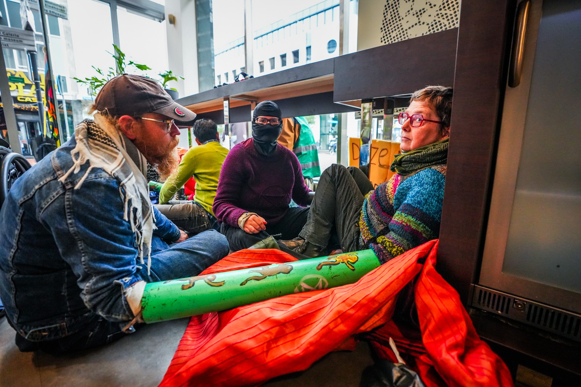 Extinction Rebellion ketent zich vast in ING-filiaal