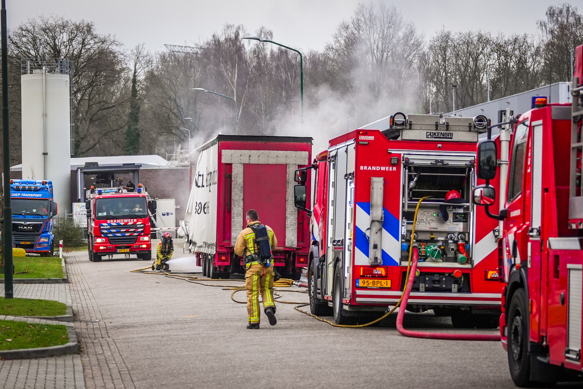 Brand in geparkeerde trailer met palletwagens