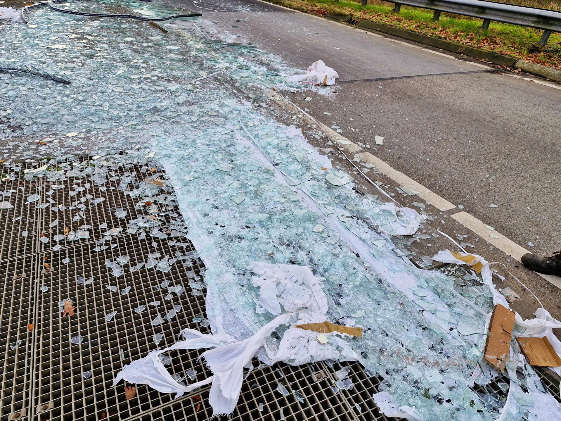 Vrachtwagen verliest lading glasplaten