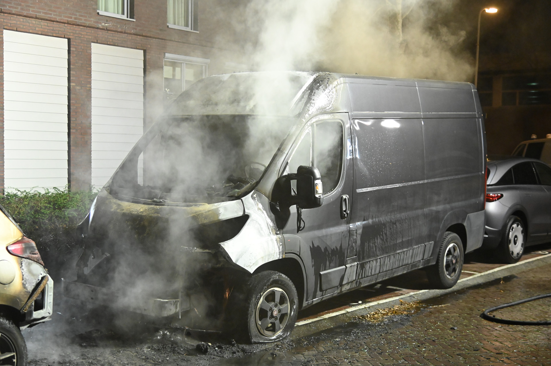 Bestelbus en auto uitgebrand, politie onderzoekt mogelijke brandstichting