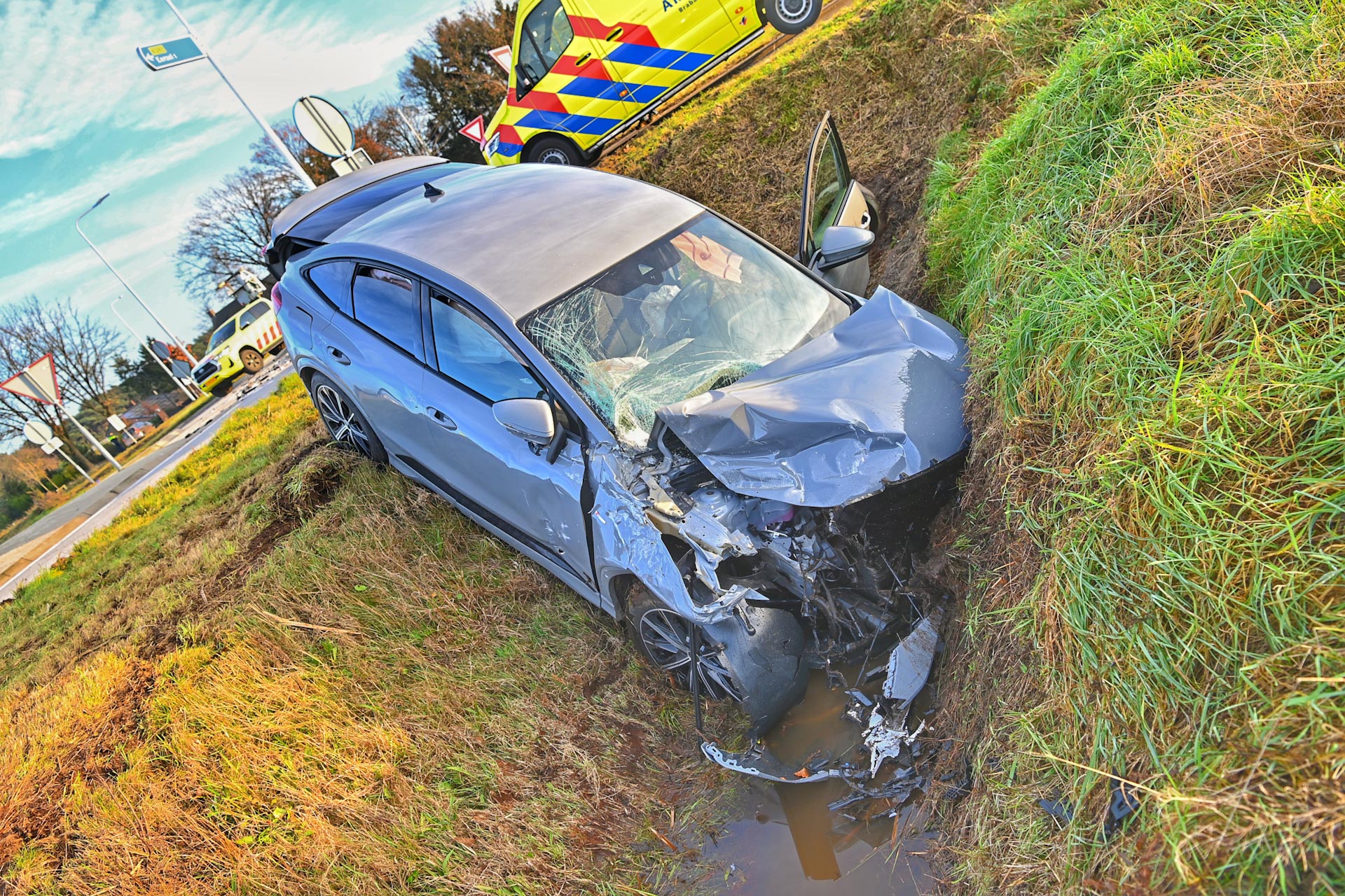 Auto rijdt over rotonde en belandt in greppel