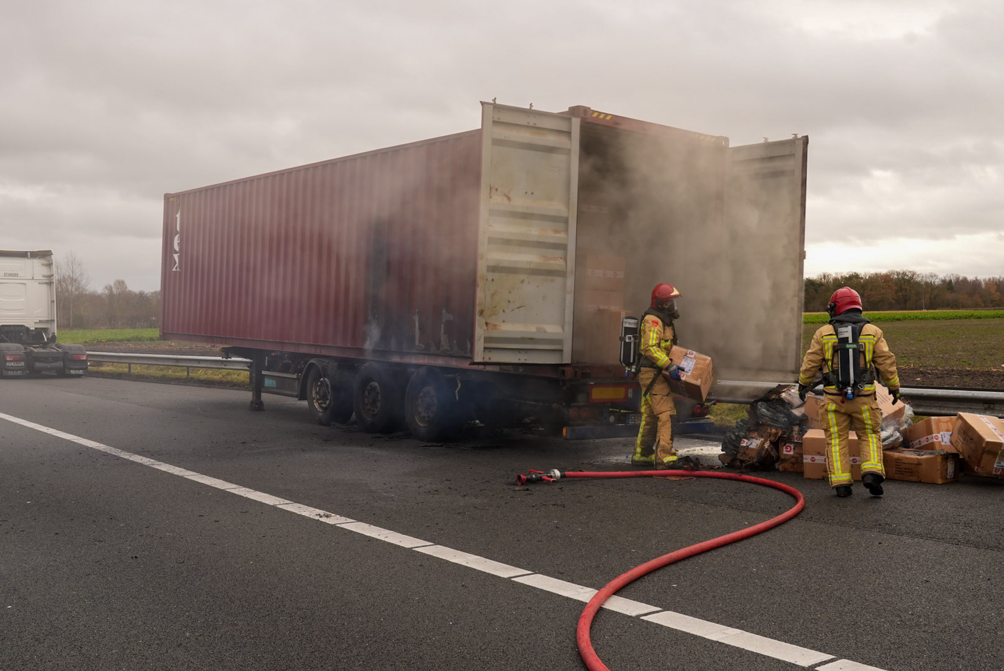 Vrachtwagen vliegt in brand op snelweg