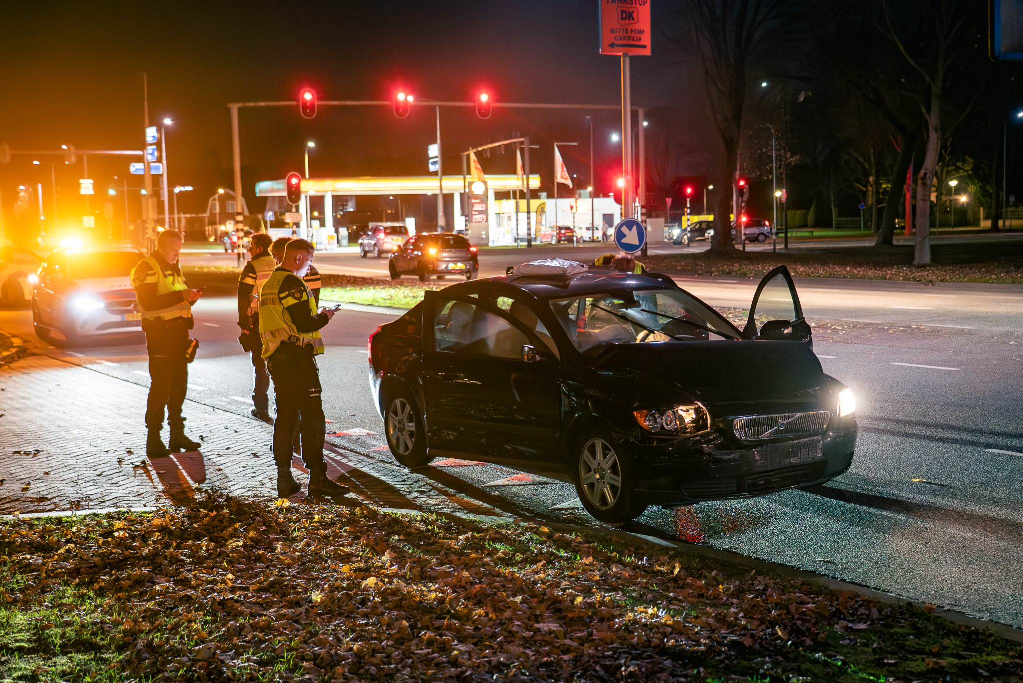 Kop-staartbotsing op kruising tussen twee auto’s