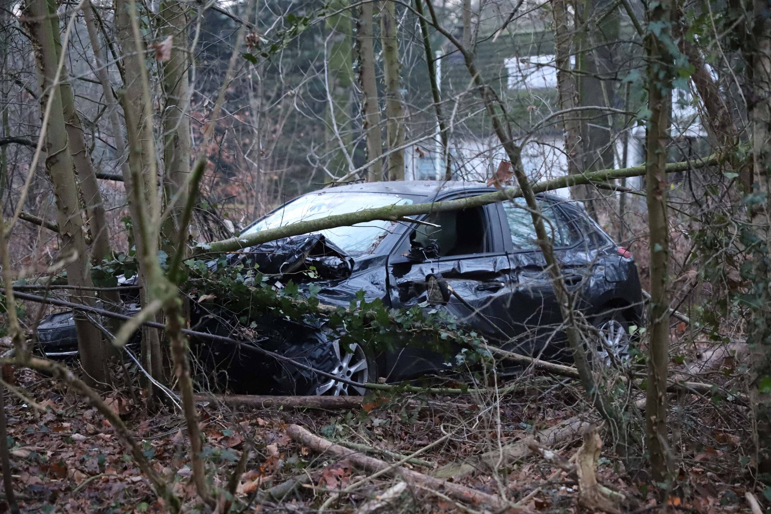 Auto zwaar beschadigd na eenzijdig ongeval en achtergelaten