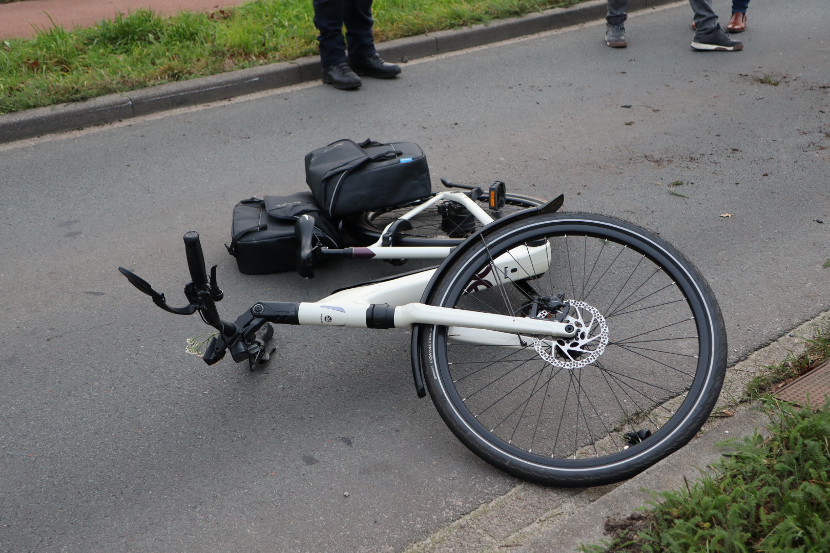 E-bike fietser gewond bij aanrijding op oversteekplaats