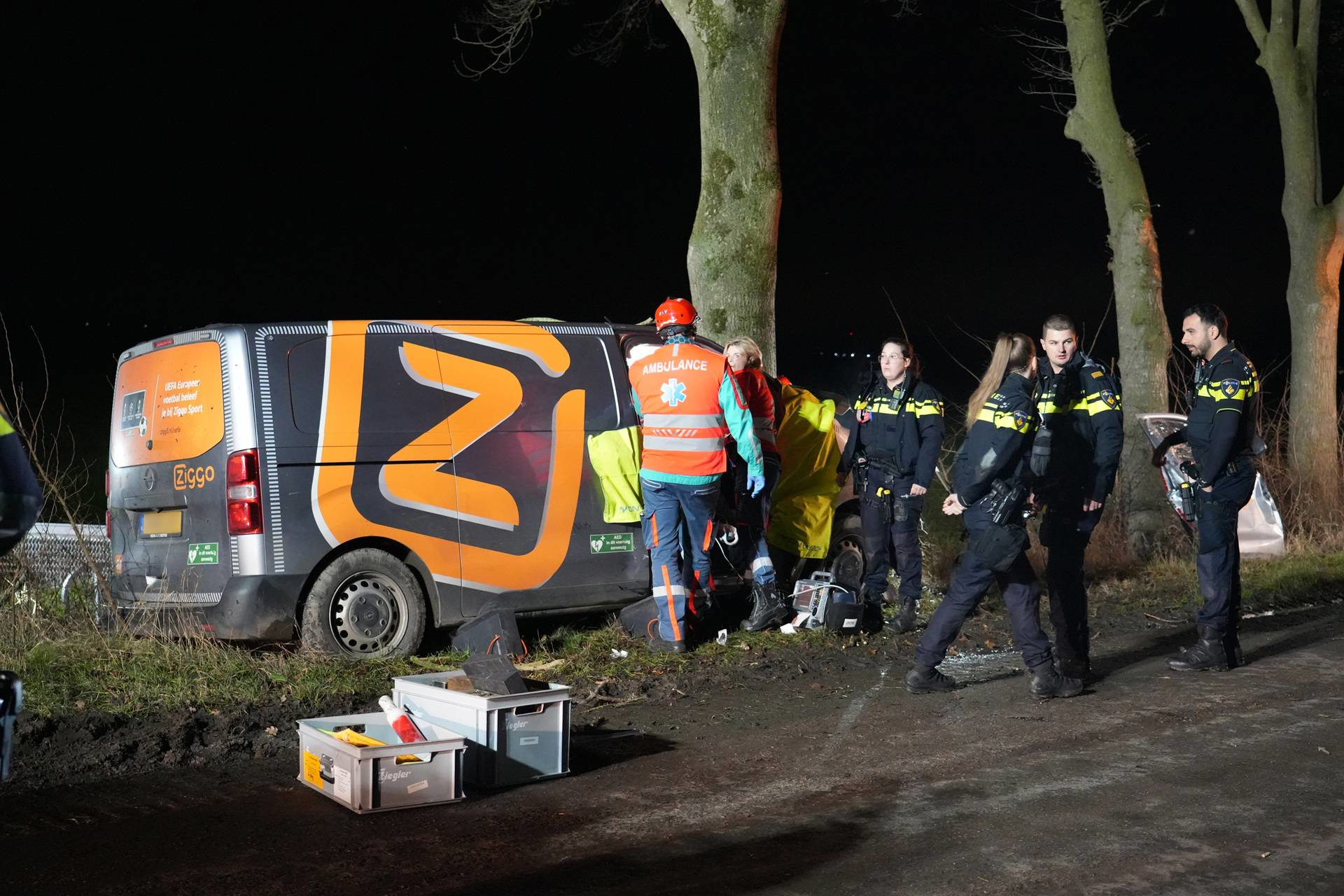 Dode (53) bij ongeval, bestelbus botste tegen boom
