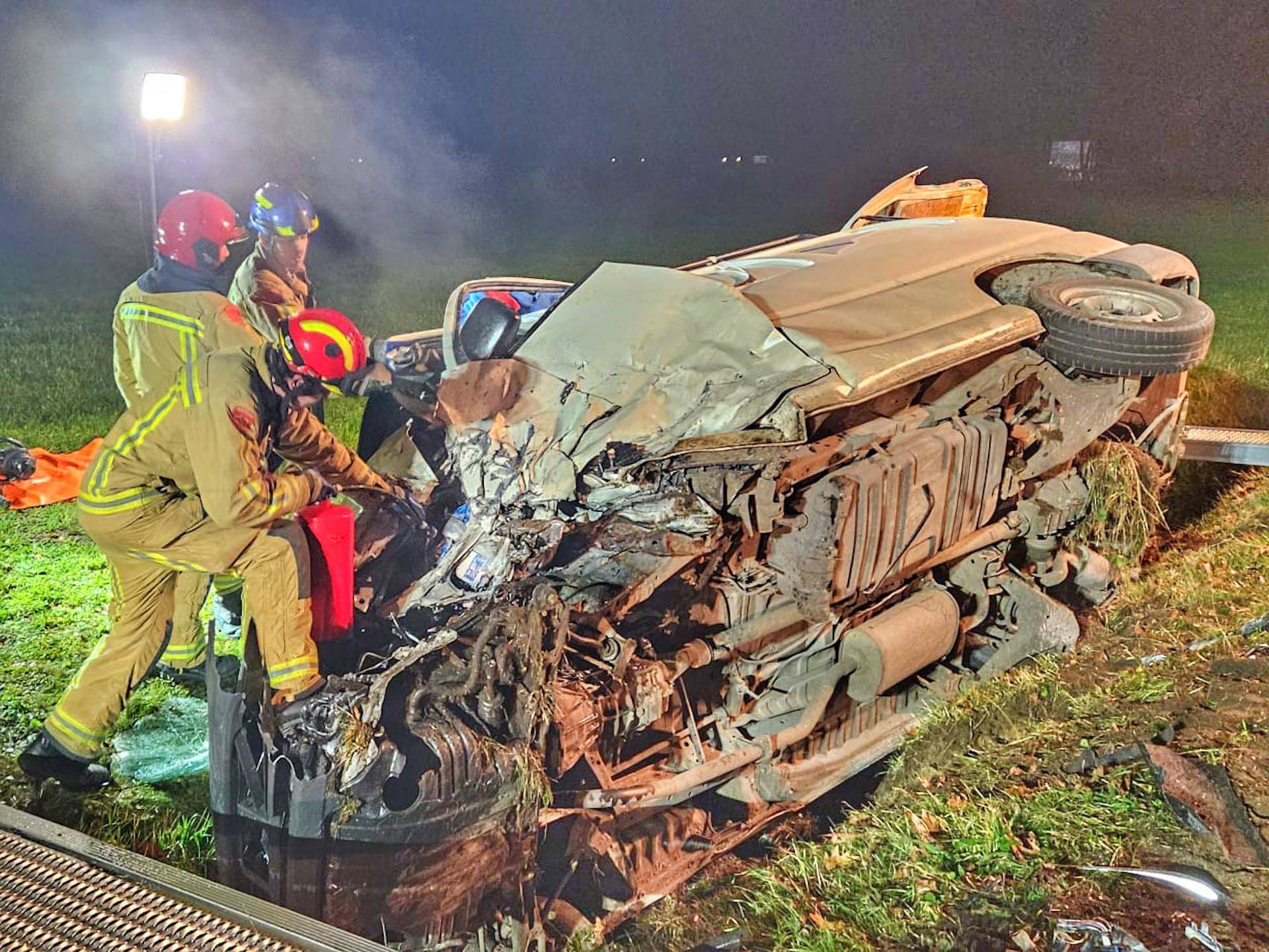 Persoon zwaargewond bij frontale botsing met drie auto’s