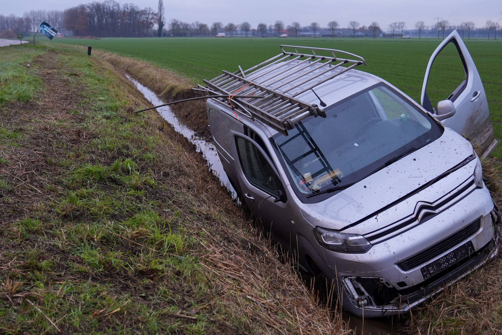 Vader, moeder en baby naar ziekenhuis na ongeval