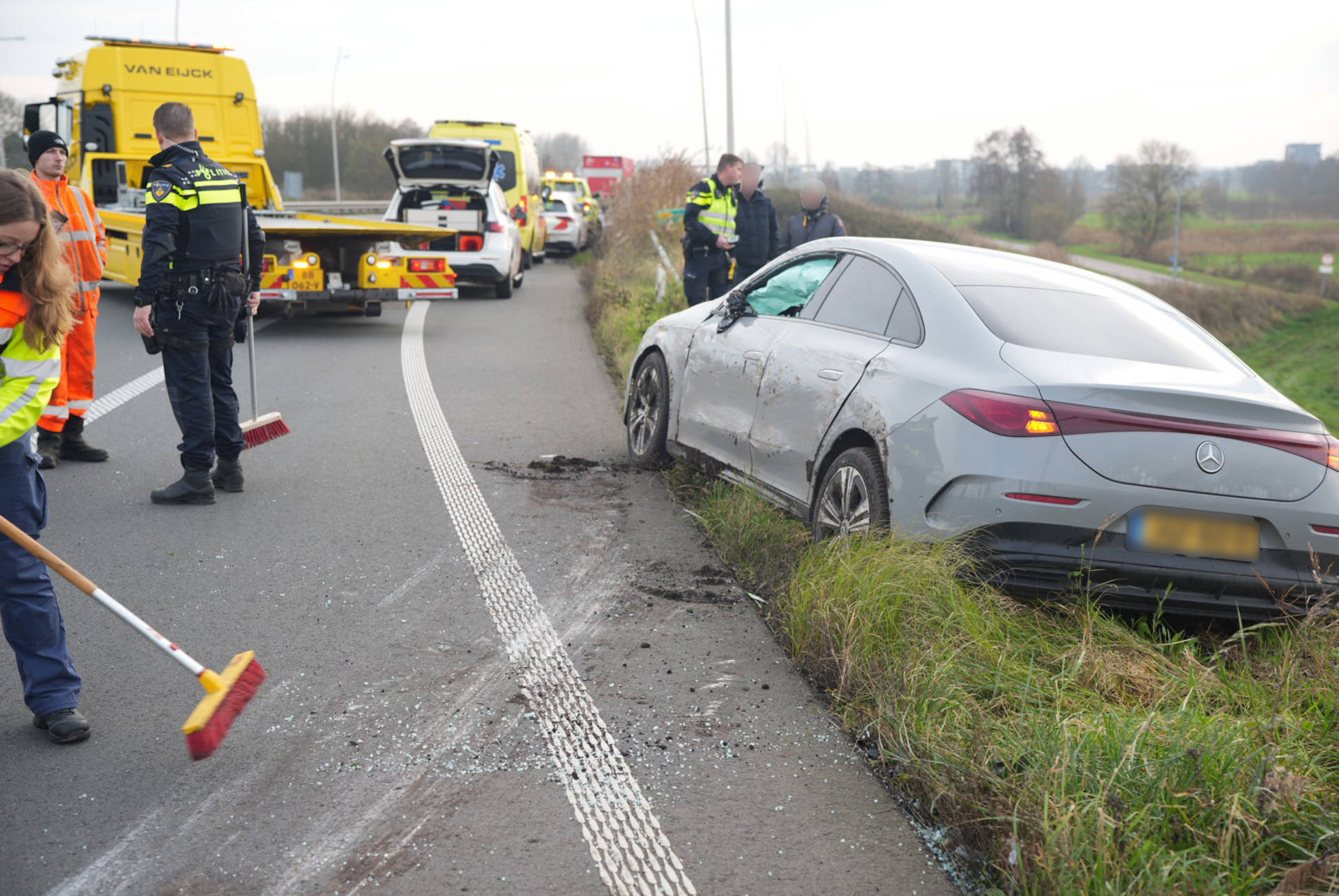 Auto kantelt op afrit snelweg, bestuurder gewond