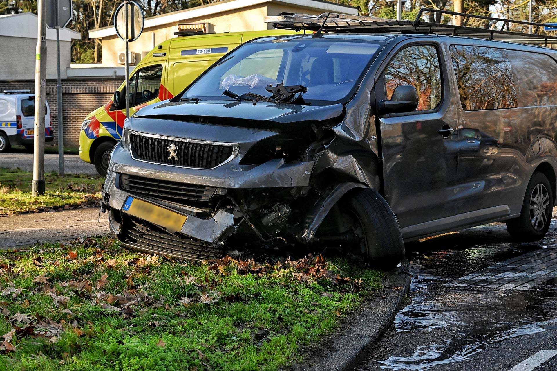 Flinke schade nadat auto’s botsen