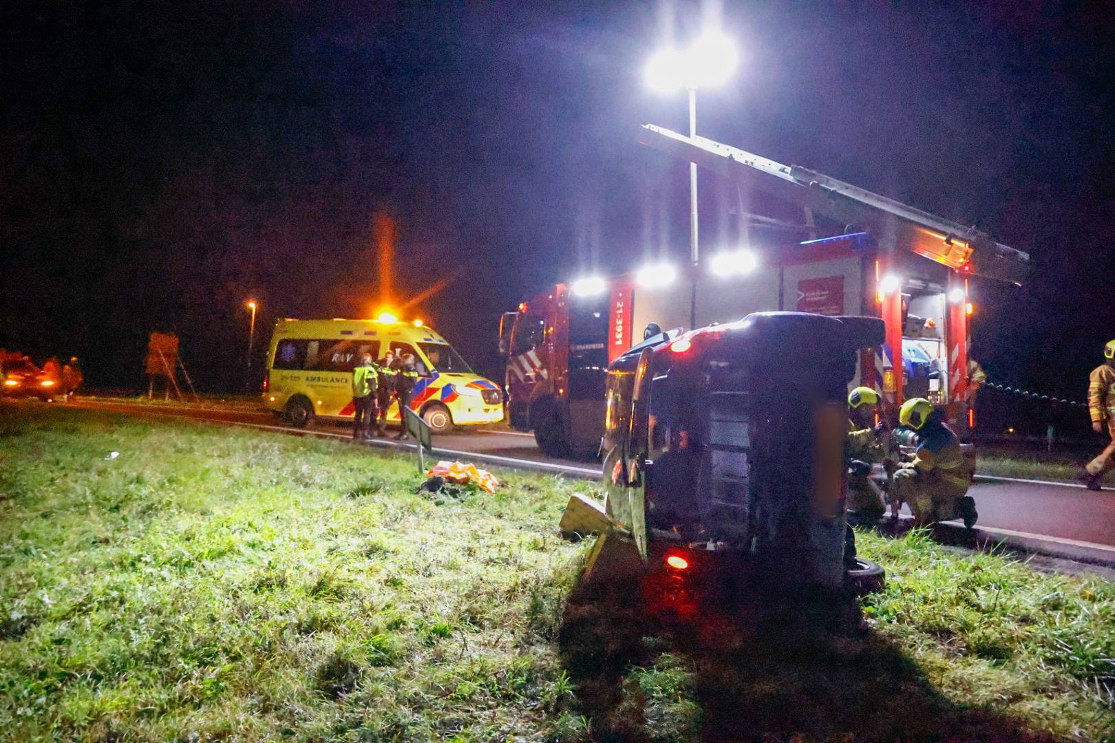 Auto belandt op zijkant in bocht van afrit
