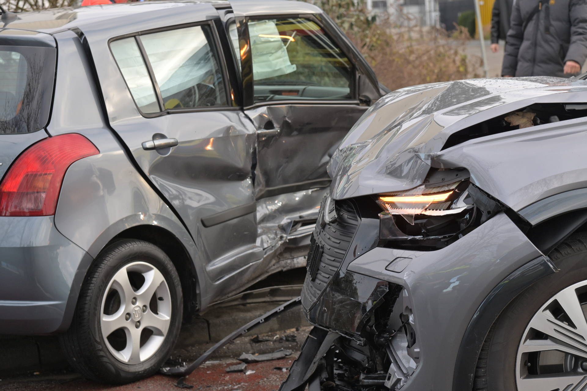 Eén persoon behandeld na botsing tussen twee auto’s