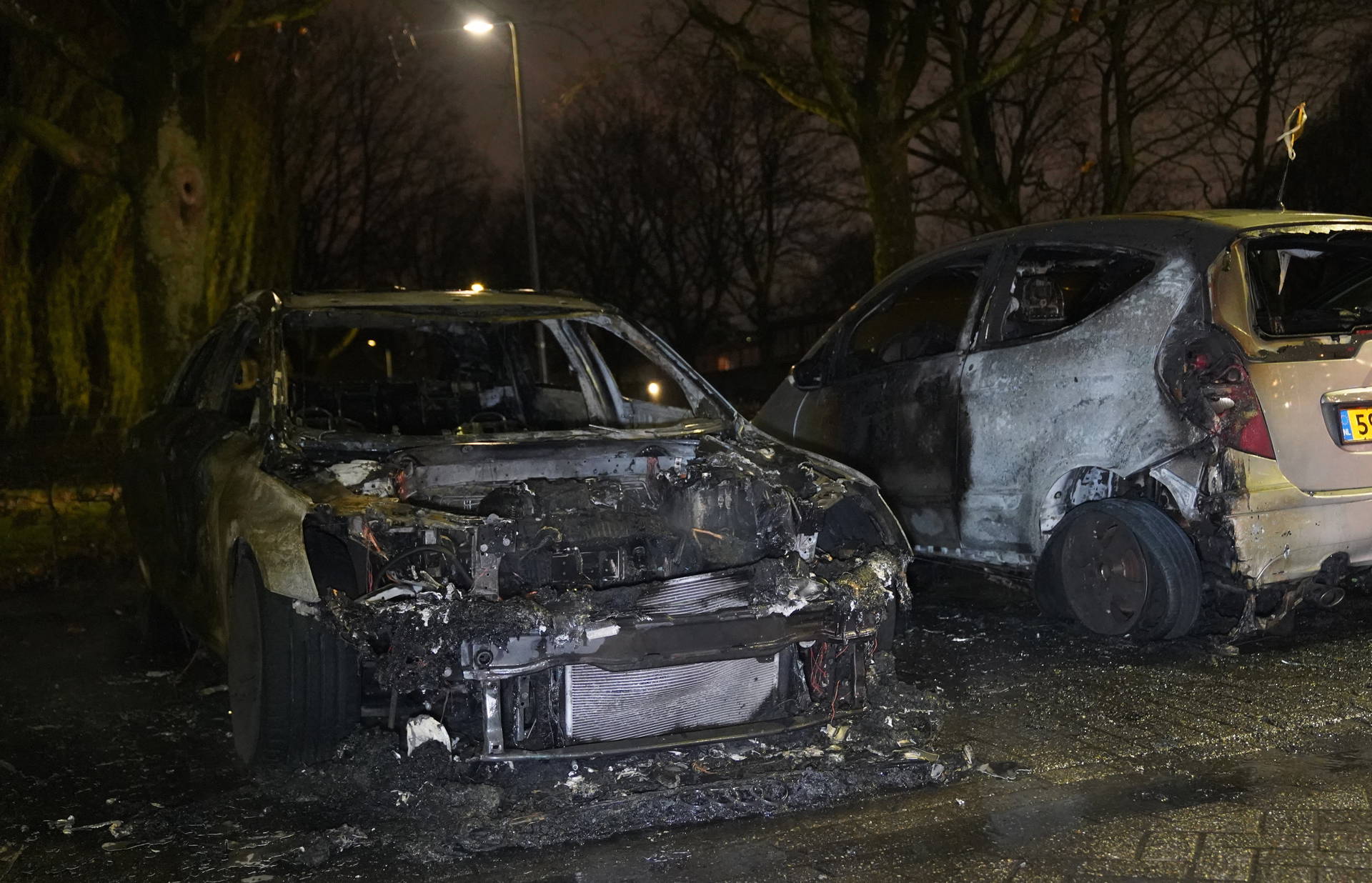 Twee auto’s uitgebrand bij flat