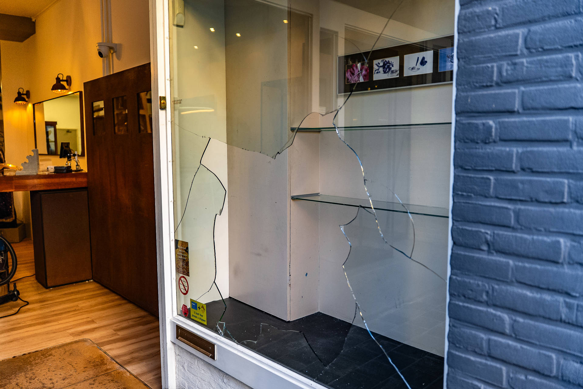 Inbraak bij juwelier, vitrineruit en deur vernield